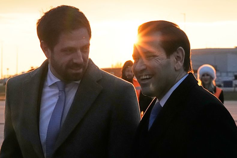 El secretario de Estado de Estados Unidos, Marco Rubio, habla con el viceministro húngaro de Exteriores, Levente Magyar, a la izquierda, tras aterrizar en el aeropuerto de Liszt Ferenc e Budapest, Hungría, el 15 de febrero de 2026 (AP Foto/Alex Brandon, Pool)