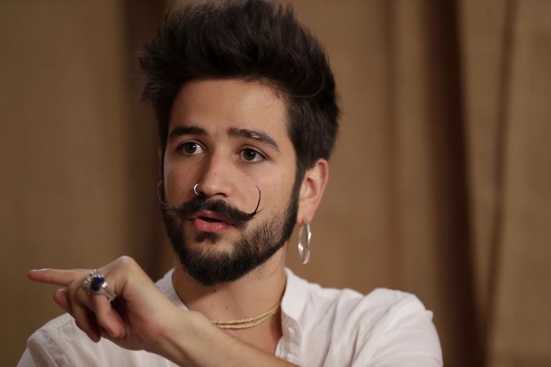 ARCHIVO - El cantante colombiano Camilo habla durante una entrevista en Sony Music Latin en Miami el 16 de septiembre de 2019. (Foto AP/Lynne Sladky, archivo)