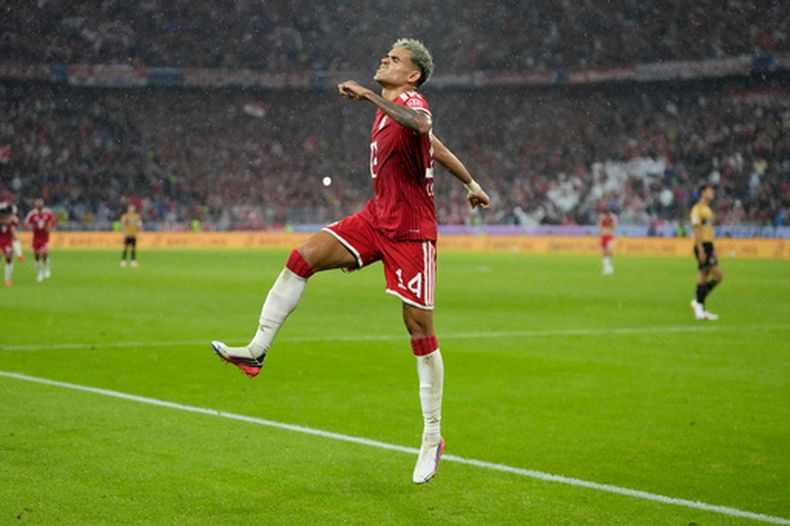 El colombiano Luis Díaz, del Bayern Múnich, celebra tras marcar el quinto tanto de su equipo ante el Stuttgart, en un partido de la primera fecha de la Bundesliga, realizado el viernes 28 de agosto de 2026 (AP Foto/Matthias Schrader)