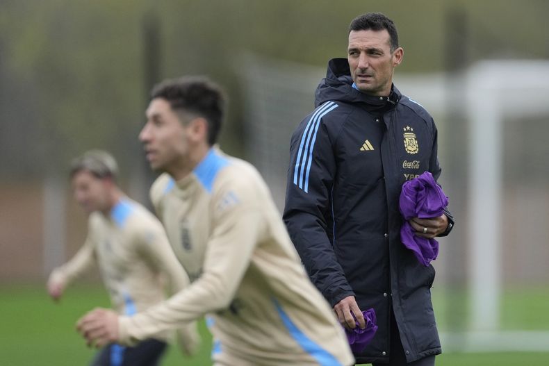 El técnico de Argentina, Lionel Scaloni, encabeza el entrenamiento de su equipo para el partido ante Venezuela por las eliminatorias para el Mundial 2026, en Buenos Aires, Argentina, martes 2 septiembre, 2025. (AP Foto/Gustavo Garello)