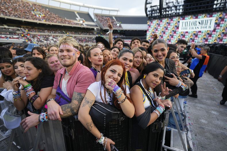 Fans esperan el comienzo del primer concierto de la gira Eras de Taylor en Buenos Aires, Argentina, el jueves 9 de noviembre de 2023. (Foto AP/Natacha Pisarenko)
