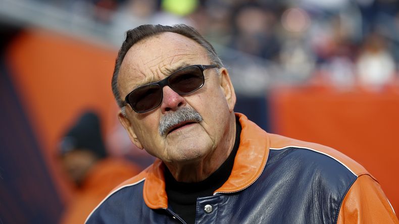 ARCHIVO - El exjugador de los Bears de Chicago, Dick Butkus, aparece en esta foto durante la primera mitad de un partido ante los Giants de Nueva York, el 24 de noviembre de 2019 (AP Foto/Paul Sancya, archivo)