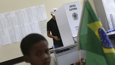 ultraderechista bolsonaro gana primera ronda en brasil