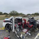 Esta imagen, proporcionada por el Departamento de Seguridad Pública de Texas, muestra un vehículo destrozado luego de un choque, el miércoles 8 de noviembre de 2023, cerca de Batesville, Texas. (Departamento de Seguridad Pública de Texas vía AP)
