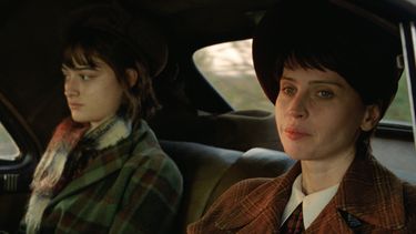 Esta imagen difundida por A24 muestra a Raffey Cassidy, izquierda, y Felicity Jones en una escena de The Brutalist. (Lol Crawley/A24 via AP)