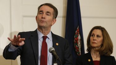 Gobernador de Virginia no logra acallar pedidos de renuncia