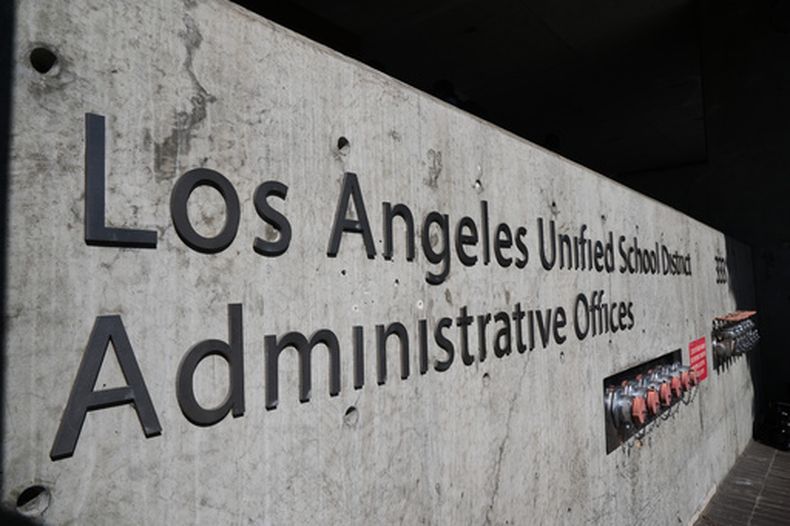 Exterior de la sede del Distrito Escolar Unificado de Los Ángeles (LAUSD), el 25 de febrero de 2026 en Los Ángeles. (Foto AP/Damian Dovarganes, Archivo)