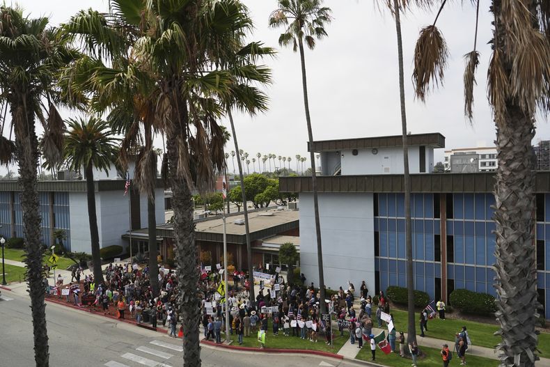 Manifestantes protestan contra las recientes redadas de inmigración el viernes 11 de julio de 2025 en Oxnard, California. (AP Foto/Jae C. Hong)