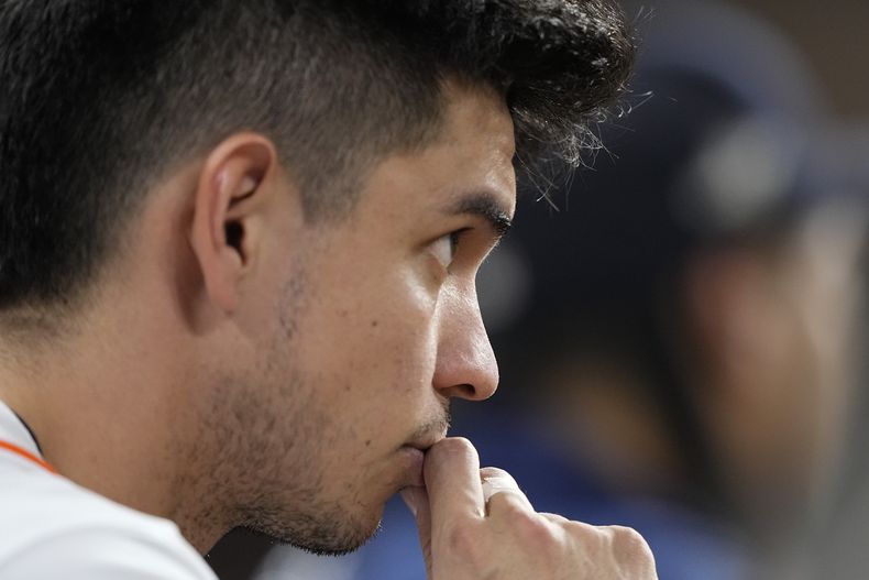 El hondureño Mauricio Dubón, de los Astros de Houston, observa el séptimo juego de la Serie de Campeonato de la Liga Americana, ante los Rangers de Texas, el lunes 23 de octubre de 2023 (AP Foto/David J. Phillip)