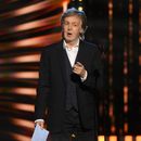 ARCHIVO - Paul McCartney, presenta a los Foo Fighters durante la ceremonia de incorporación del Salón de la Fama del Rock & Roll Hall el 30 de octubre de 2021 en Cleveland. McCartney se presentó en concierto en el Foro Sol de la Ciudad de México el 14 de noviembre de 2023. (Foto AP/David Richard)