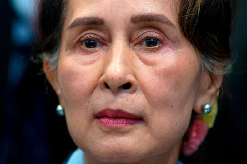 ARCHIVO - La líder de Myanmar, Aung San Suu Kyi, espera para dirigirse a los jueces de la Corte Intercional de Justicia en una vista en La Haya, Holanda, el 11 de diciembre de 2019. (AP Foto/Peter Dejong, archivo)