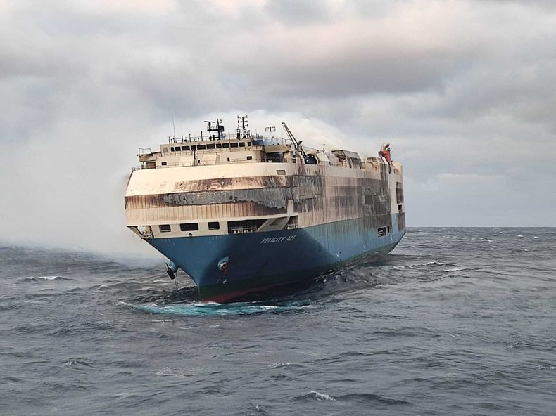 EUR-GEN PORTUGAL-BARCO INCENDIADO