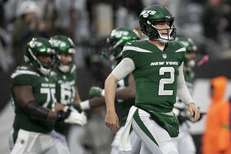 El quarterback de los Jets de Nueva York Zach Wilson (2) reacciona luego que el wide receiver Randall Cobb (18) anotara ante los Texans de Houston durante la segunda mitad del juego de NFL, el domingo 10 de diciembre de 2023, en East Rutherford, Nueva Jersey. (AP Foto/Adam Hunger)