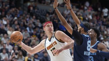 La agencia libre de la NBA inicia con elevados contratos