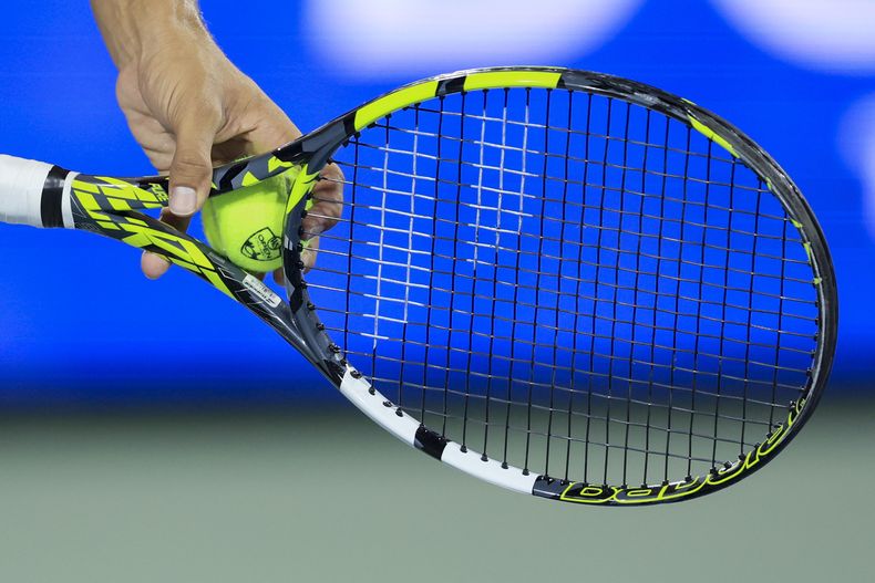 ARCHIVO - El logo del torneo en la pelota mientras Carlos Alcaraz se dispone a sacar ante Cameron Norrie en al Abierto de Cincinnati, el viernes 19 de agosto de 2022, en Mason Ohio. (AP Foto/Aaron Doster)