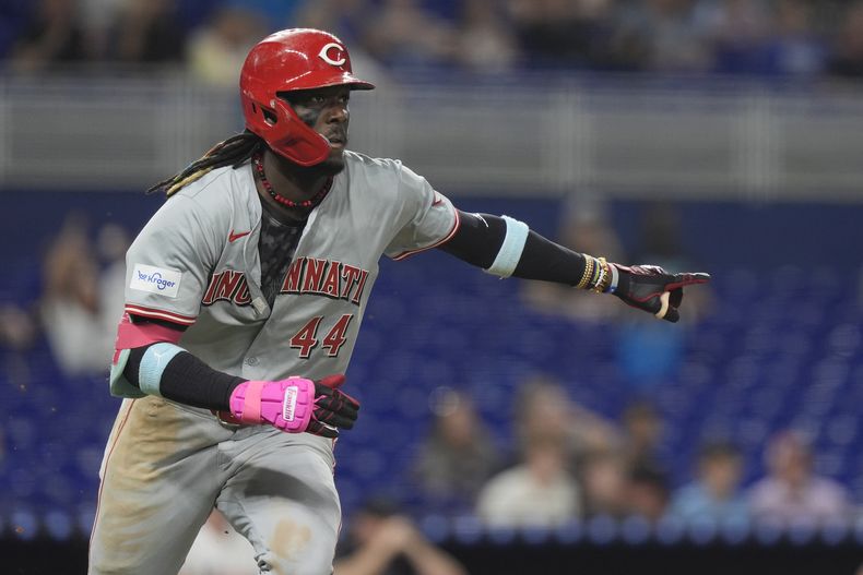 El dominicano de los Rojos de Cincinnati Elly De La Cruz hace un gesto al batear un sencillo en la décima entrada ante los Marlins de Miami el jueves 8 de agosto del 2024.(AP Foto/Marta Lavandier)