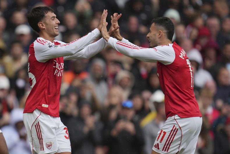 Martín Zubimendi y Gabriel Martinelli del Arsenal celebran al anotar en la Liga Premier ante el Nottingham Forest el sábado 13 de septiembre del 2025. (AP Foto/Kin Cheung)