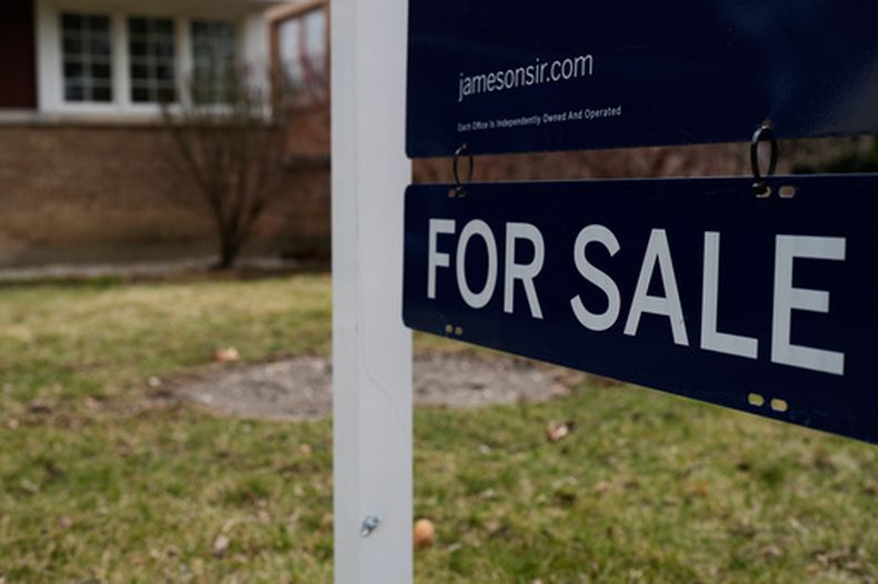 Letrero de una casa en venta en Evanston, Illinois, el 25 de marzo de 2026. (AP Foto/Nam Y. Huh)