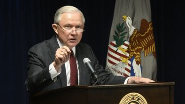 EEUU: Juez suspende una deportación y amenaza a Sessions
