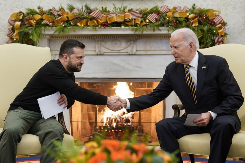 El presidente estadounidense, Joe Biden, le da la mano al líder ucraniano Volodymyr Zelenskyy en la Casa Blanca, el 12 de diciembre de 2023, en Washington. (Foto AP/Evan Vucci, Archivo)