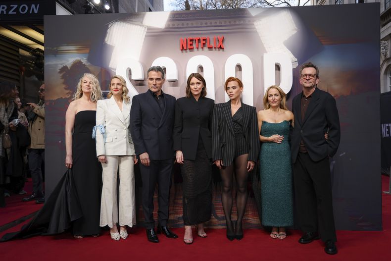 Sam McAlister, de izquierda a derecha, Romola Garai, Rufus Sewell, Keeley Hawes, Billie Piper, Gillian Anderson y Philip Martin posan a su llegada al estreno mundial de la película Scoop el miércoles 27 de marzo de 2024 en Londres. (Foto Vianney Le Caer/Invision/AP)