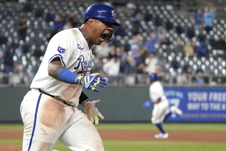 El venezolano Salvador Pérez, de los Reales de Kansas City, festeja tras conectar el hit decisivo ante los Astros de Houston, en la décima entrada del encuentro del martes 9 de abril de 2024 (AP Foto/Ed Zurga)