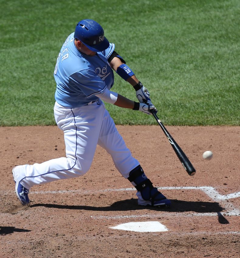 El bateador de los Reales de Kansas City Billy Butler conecta un sencillo en el sexto inning durante el partido contra los Atl&eacute;ticos de Oakland el jueves 14 de agosto de 2014.  (Foto de AP/Ed Zurga)