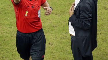 americateve | El &aacute;rbitro australiano Benjamin Williams expulsa al t&eacute;cnico de Grecia Fernando Santos durante el partido con Costa Rica por los octavos de final de la Copa Mundial el 29 de junio del 2014 en Recife, Brasil. La FIFA suspendi&oacute; por ocho