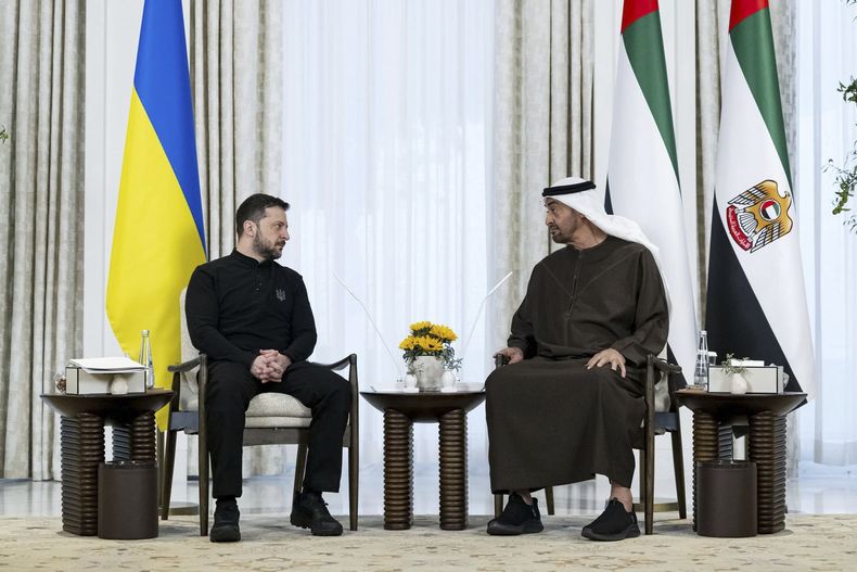 En una fotografía, difundida por la agencia de noticias estatal WAM de los Emiratos Árabes Unidos, el jeque Mohammed bin Zayed Al Nahyan, derecha, conversa con el presidente ucraniano Volodymyr Zelenskyy en una reunión en Abu Dabi, Emiratos Árabes Unidos, el lunes 17 de febrero de 2025. (WAM vía AP)