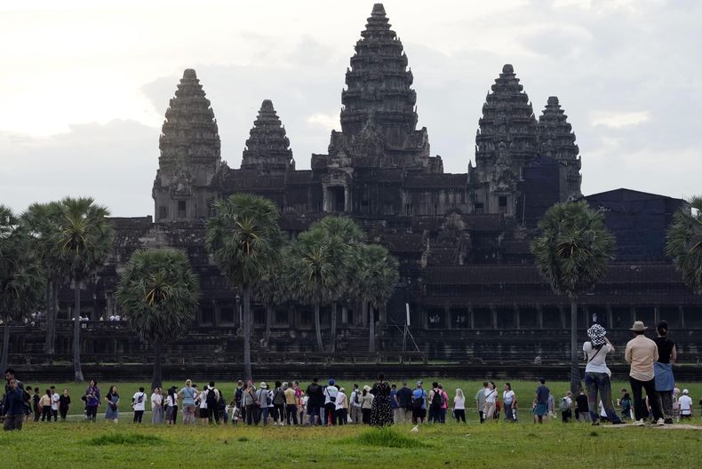 ARCHIVO - Turistas esperan al amanecer en el complejo de Angkor Wat en la provincia de Siem Reap, Camboya, el viernes 2 de agosto de 2024.(AP Foto/Heng Sinith, Archivo)
