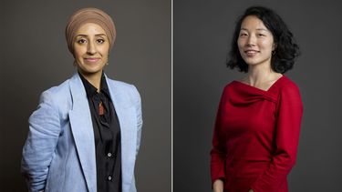 Las dos parlamentarias laboristas británicas a quienes se les prohibió la entrada a Israel. De izq a der: Abtisam Mohamed y Yuan Yang. Foto suministrada por el Parlamento británico (Roger Harris/ Parlamento británico via AP)
