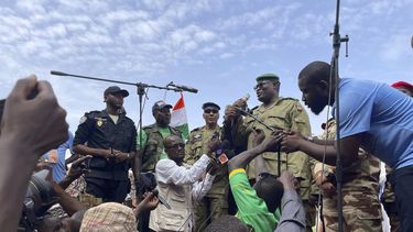 ARCHIVO - Mohamed Toumba, uno de los militares que derrocaron al presidente nigerino Mohamed Bazoum, arenga a partidarios de la junta gobernante de Níger en Niamey, 6 de agosto de 2023. (AP Foto/Sam Mednick, File)