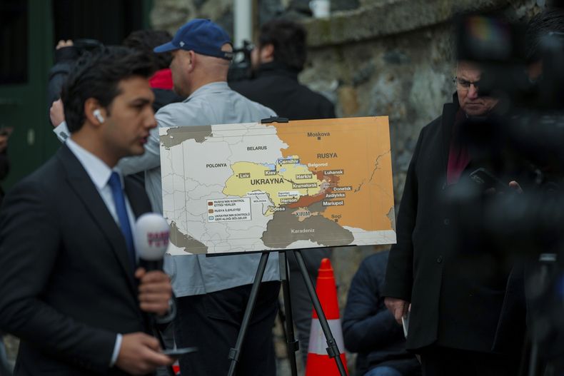 Periodistas trabajan afuera de la residencia del consulado general de Estados Unidos donde diplomáticos rusos y estadounidenses se reunieron para discutir las operaciones de sus embajadas, el jueves 27 de febrero de 2025, en Estambul, Turquía. (AP Foto/Francisco Seco)