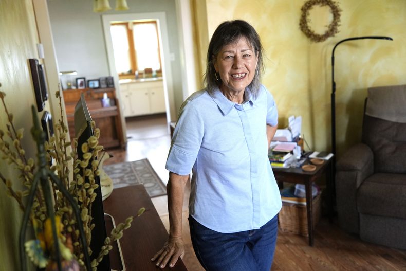 Susan Pryce, una enfermera jubilada de Derry, Pensilvania, quien dice que se opone a Donald Trump. Foto tomada en su casa en Derry, Pensilvania, el 11 de mayo del 2024. (Foto AP/Gene J. Puskar)