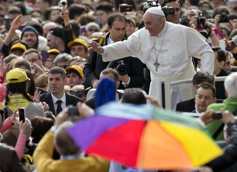 El papa Francisco saluda a los fieles al llegar a la audiencia general semanal en la Plaza de San Pedro en el Vaticano el mi&eacute;rcoles 2 de abril del 2014. (AP Foto/Alessandra Tarantino)