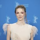 ARCHIVO - La actriz Hunter Schafer posa en la sesión de Cuckoo en la Berlinale, el viernes 16 de febrero de 2023. Schafer es una de las decenas de manifestantes arrestados durante una protesta contra la guerra en Gaza realizada en la sede de NBC en Manhattan durante la participación del presidente Joe Biden en el programa Late Night with Seth Myers a principios de esta semana, confirmaron los organizadores el miércoles 28 de febrero de 2024. (Christoph Gollnow/dpa via AP, archivo)