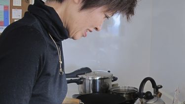 americateve | Yasuko Hiramatsu, madre, esposa y traductora a tiempo parcial, cocina en su casa en Tokio, el 24 de noviembre de 2013. La UNESCO agreg&oacute; la cocina tradicional japonesa a su lista de Patrimonio Mundial de la Humanidad, el 4 de diciembre de 2013 (Foto