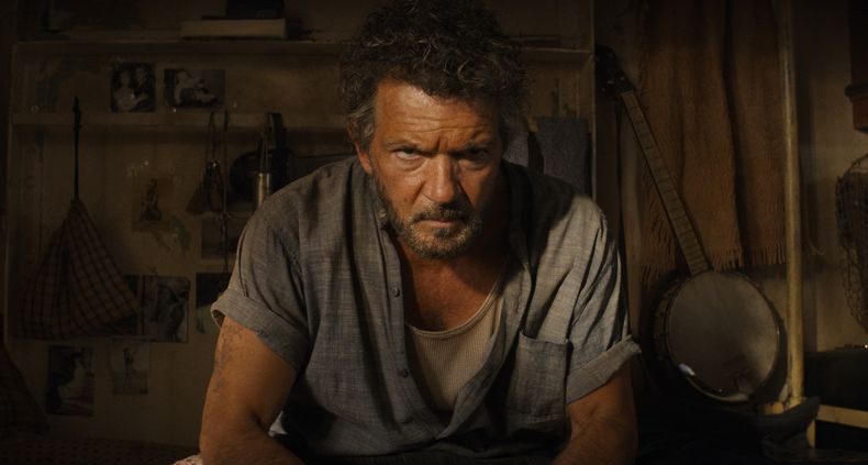 En esta imagen proporcionada por Lucasfilm, Antonio Banderas en una escena de Indiana Jones and the Dial of Destiny. (Lucasfilm Ltd. vía AP)