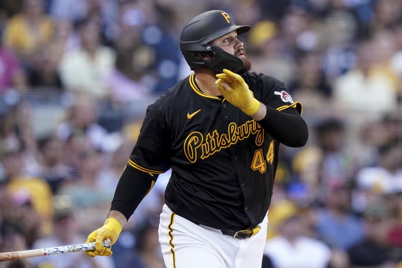 Rowdy Tellez de los Piratas de Pittsburgh observa su jonrón en la séptima entrada del juego ante los Mellizos de Minnesota el sábado 8 de junio del 2024. (AP Foto/Matt Freed)