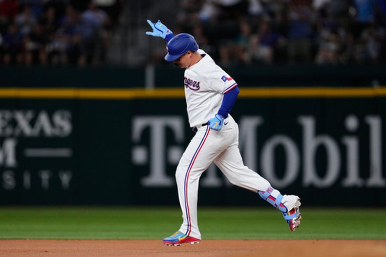 Joc Pederson, de los Rangers de Texas, celebra su jonrón solitario en la primera entrada de un partido de béisbol contra los Marineros de Seattle en Arlington, Texas, el lunes 27 de julio de 2026. (Foto AP/Tony Gutierrez)
