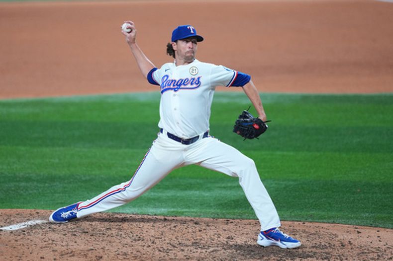El abridor de los Rangers de Texas Jacob deGrom lanza en la cuarta entrada ante los Medias Rojas de Boston el martes 15 de septiembre del 2026. (AP Foto/Julio Cortez)