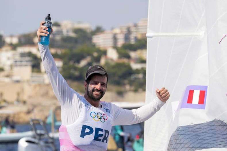 El peruano Stefano Peschiera celebra su medalla de bronce tras obtener el bronce en la regata final de dinghy en los Juegos Olímpicos, el miércoles 7 de agosto de 2024, en Marsella, Francia (AP Foto/Carolyn Kaster)