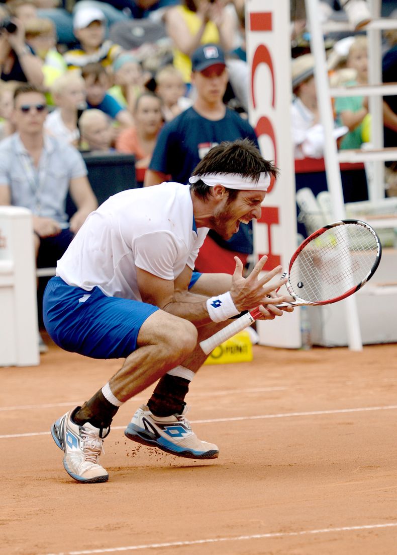 El argentino Leonardo Mayer festeja tras vencer al espa&ntilde;ol David Ferrer en la final del torneo de Hamburgo, el domingo 20 de julio de 2014. (AP Foto/dpa, Daniel Reinhardt)