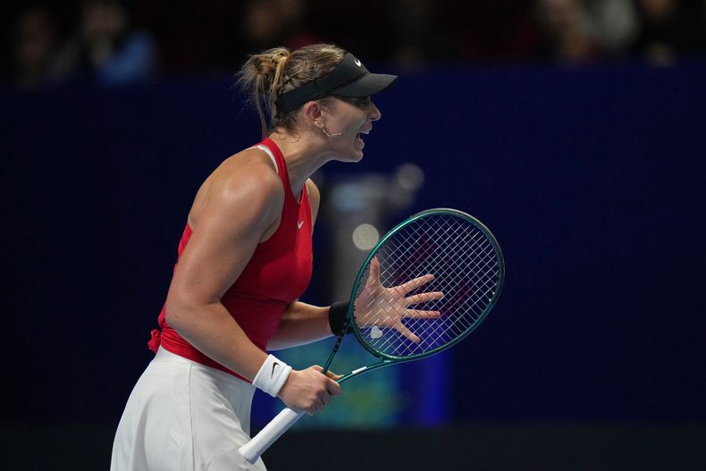 La española Paula Badosa reacciona durante su encuentro ante la ucraniana Elina Svitolina durante los cuartos de finalde la Copa Billie Jean King el miércoles 17 de septiembre del 2025. (AP Foto/Andy Wong)
