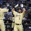 Dominic Fletcher, de los Diamondbacks de Arizona, festeja con su compañero Nick Ahmed, tras batear un jonrón de tres carreras ante los Gigantes de Nueva York, el viernes 12 de mayo de 2023 (AP Foto/Rick Scuteri)