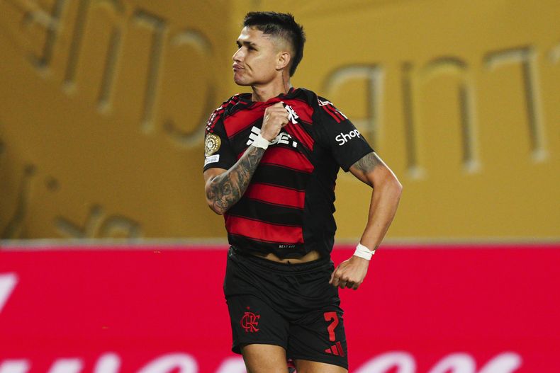 Luiz Arajo, de Flamengo, celebra después de marcar el segundo gol de su equipo durante la Copa Mundial de Clubes, en partido correspondiente al Grupo D entre Flamengo y ES Tunisie, en Filadelfia, el lunes 16 de junio de 2025. (AP Foto/Derik Hamilton)