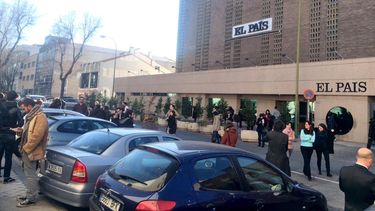 desalojada la sede del grupo prisa en madrid por un paquete sospechoso tras el atentado a paris