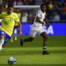 Brazils Savio regatea con el balón frente a Abel Ogwuche de Nigeria en el encuentro del Grupo D del Mundial Sub-20 en La Plata, Argentina el sábado 27 de mayo del 2023. (AP Foto/Gustavo Garello)