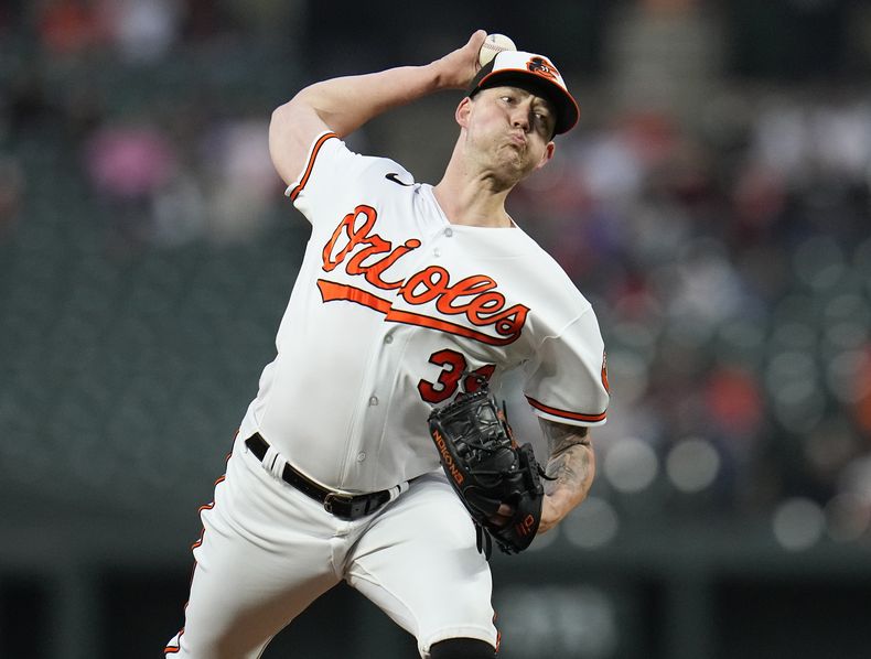 ARCHIVO - Foto del 26 de septiembre del 2023, el abridor de los Orioles de Baltimore Kyle Bradish lanza en la primera entrada del juego ante los Nacionales de Washington. El jueves 15 de febrero del 2024, Bradish podría perderse el primer día con un esguince en el codo. (AP Foto/Julio Cortez, Archivo)