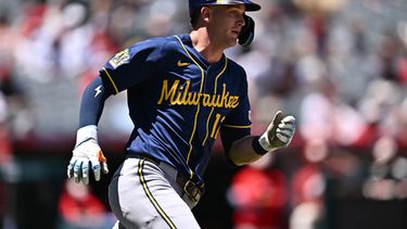 Cooper Pratt, de los Cerveceros de Milwaukee, corre tras conectar un sencillo durante la quinta entrada de un partido de béisbol contra los Angelinos de Los Ángeles, el domingo 2 de agosto de 2026, en Anaheim, California. (Foto AP/William Liang)